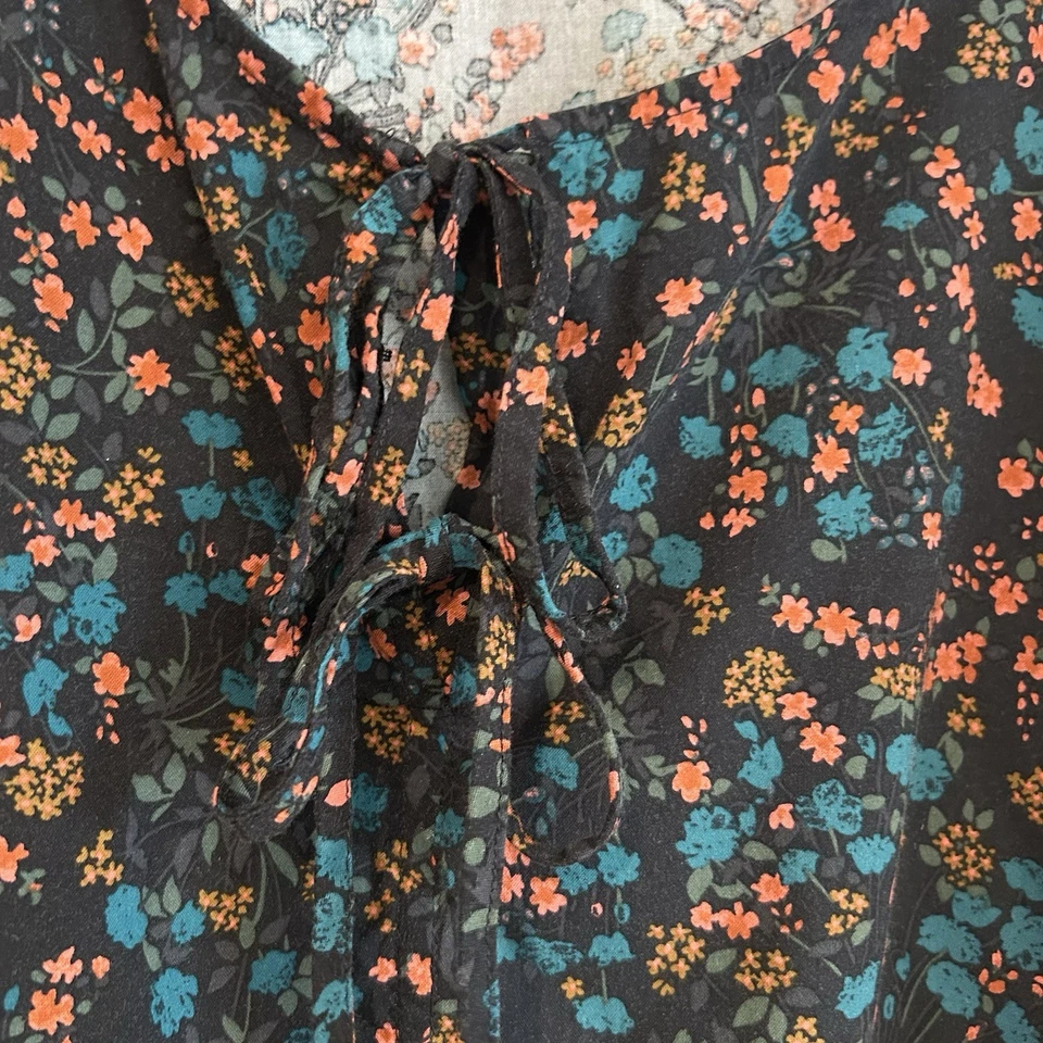 Blusa Ava and Viv tamanho 3X floral escura romântica manga balão popover fluido - Imagem 3 de 4