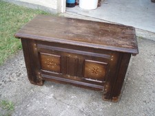 coffre breton ancien en chêne massif, daté du XIXe siècle, avec décor clouté 