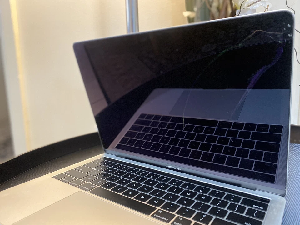 MacBook Pro Touchbar Apple A1706 / 13.3" / core i5/ Mid 2017 /For Part - Image 4 of 4