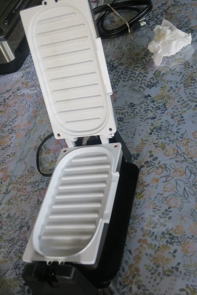 Oster 7 minute grill with timer drip tray 15" X 6" Black  Silver small compact - Image 3 of 4