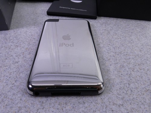 Apple iPod touch 8GB 1st Generation John Lennon 2007 Model - Picture 8 of 16