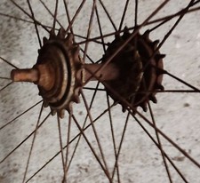 roue arriere 700 retournement  velo ancien collection randonneuse piste course