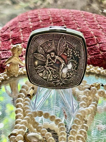 Vintage Djer Kiss Fairy Compact Kissing Fairies polvere originale Rouge vanità anni '20 - Foto 4 di 22