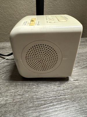 SONY ICF-C122 Dream Machine Cube AM/FM Radio Alarm Clock Vintage