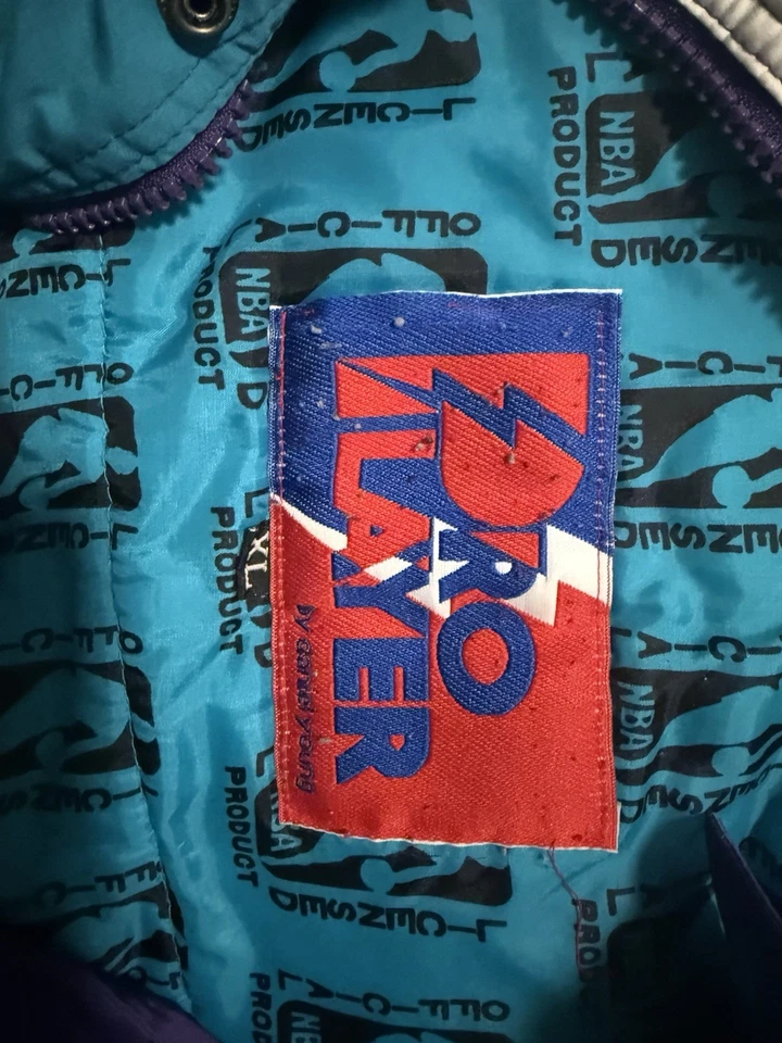 Jaqueta com capuz vintage anos 90 NBA CHARLOTTE HORNETS PRO PLAYER PUFFER JUVENIL TAMANHO XL - Imagem 3 de 3