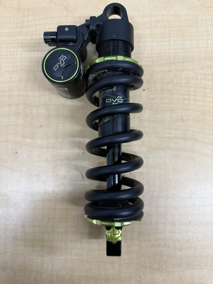 Amortecedor de bobina traseiro DVO Jade X 210x55 com mola Prorate LS 525-650 MTB 210 X 55 - Imagem 2 de 4