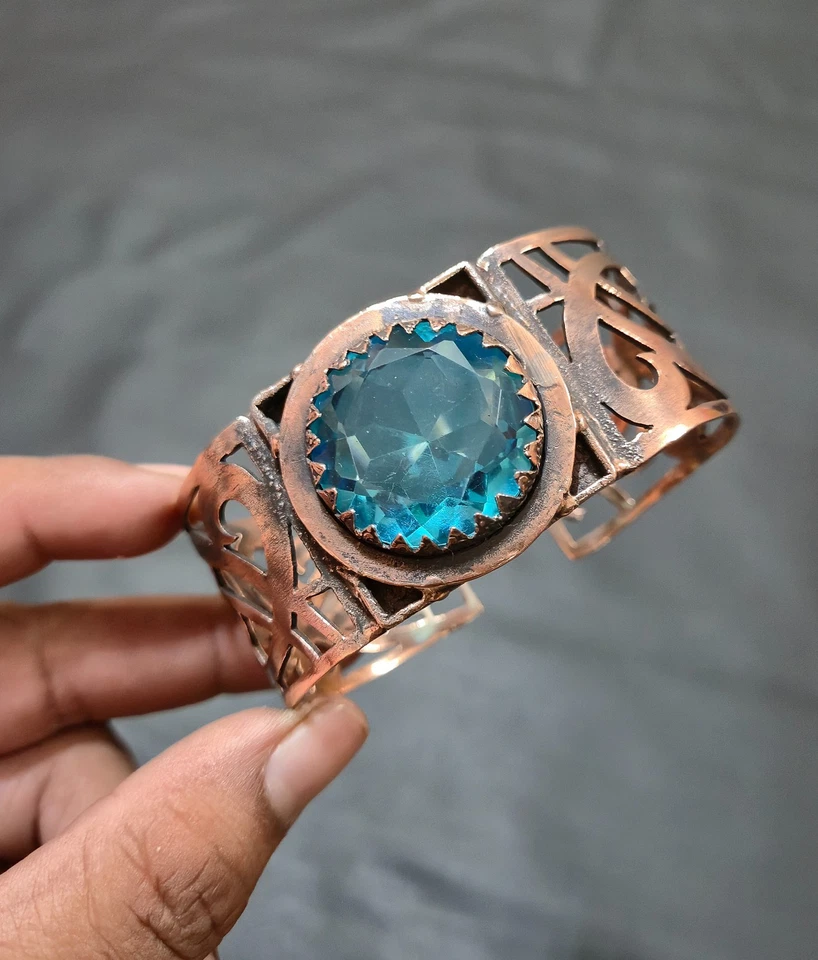 Brazalete brazalete de alambre de cobre con piedras preciosas de topacio azul de Londres Foto 3 de 4