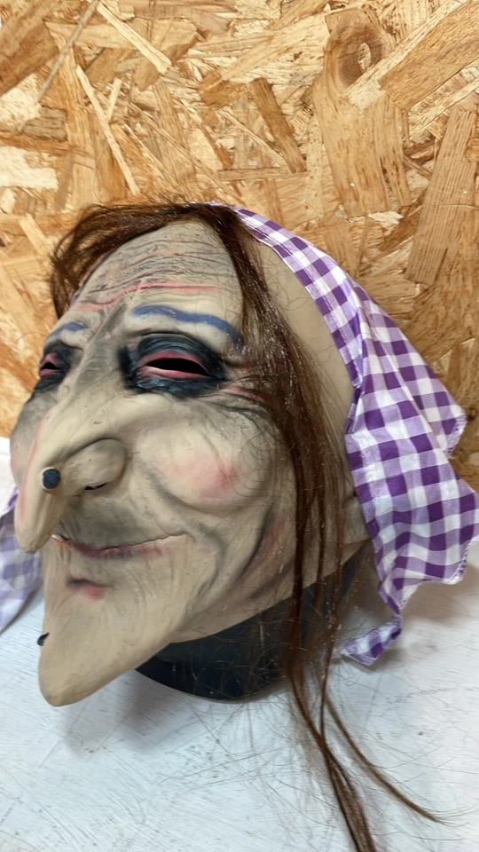 Máscara de bruja vieja Smiffys con cabello y pañuelo de látex, tono de piel blanco, talla única Foto 3 de 4