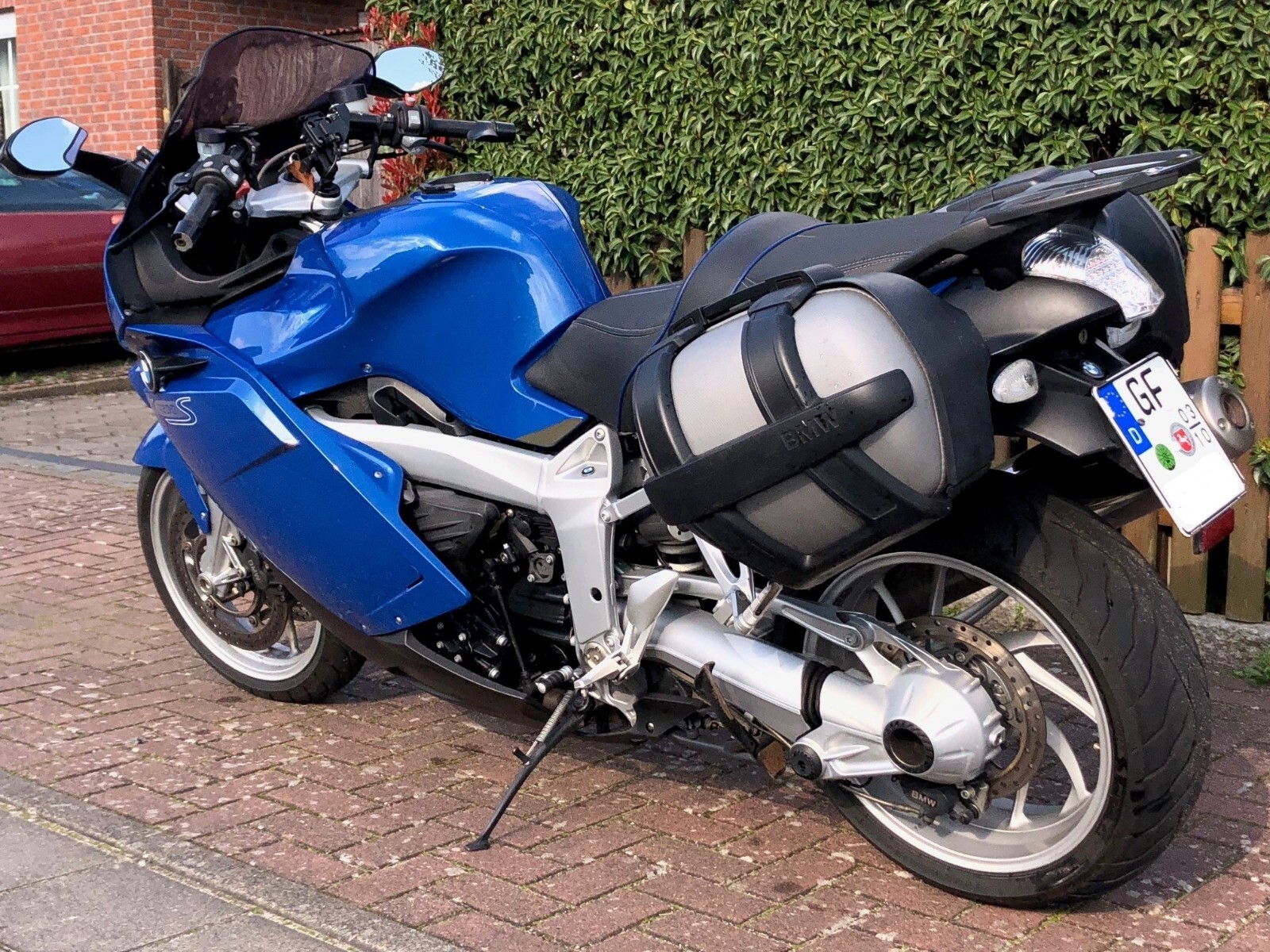 BMW K1200s blau, weiße Blinker, Koffer, USB-Anschluss, Alugefräster ...