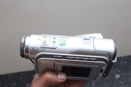 Samsung VP-D101 Handheld Mini DV Camcorder UNTESTED NO CHARGER READ NOTES - Picture 3 of 20