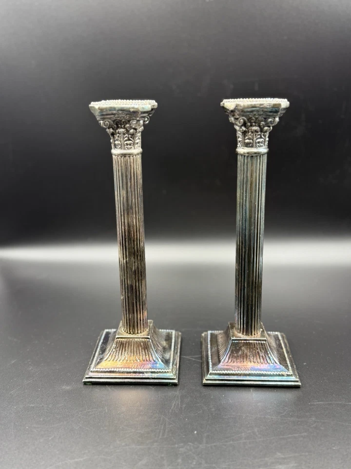 "Par de candelabros de columna corintia chapados en plata de 10"" base acanalada con cuentas de colección" Foto 2 de 4