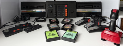 2x Atari 2600 + Bildschirmspiel 01 Heimkonsole Schwarz PAL RF Mehrspielerfähig