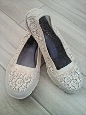 Skechers Relaxed Fit Ivory Lace and Suede Slip On Ballet Flats   Size 7.5