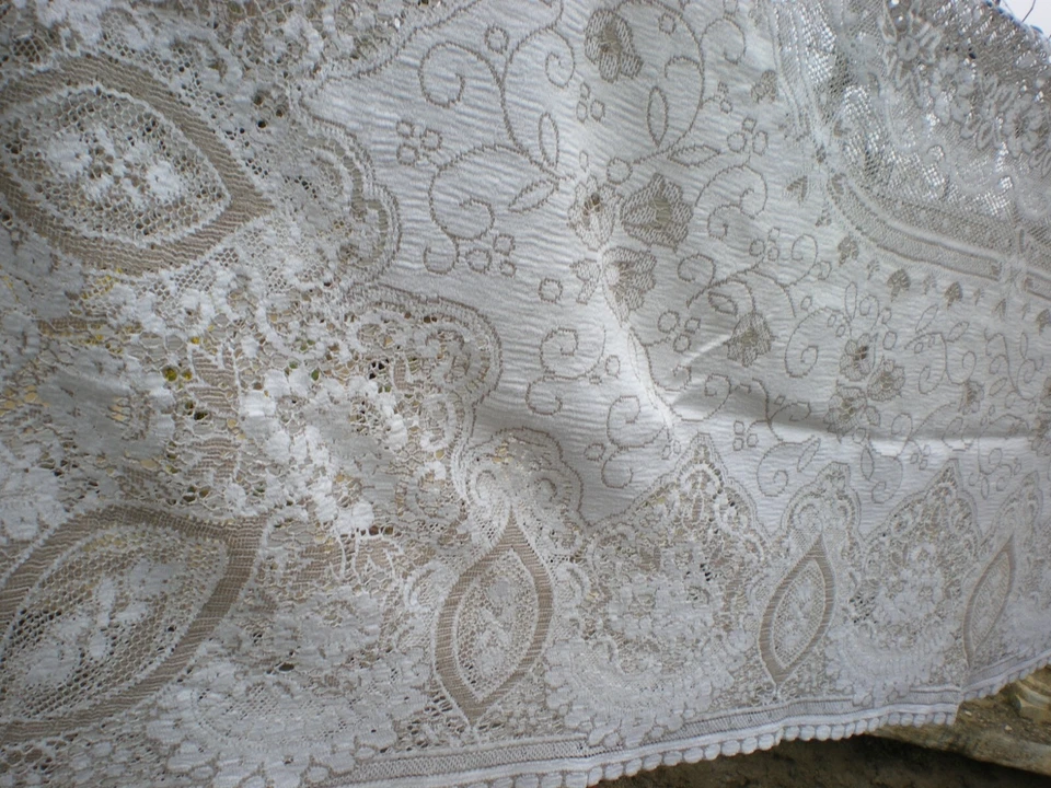 nappe vintage en dentelle des années 1970 dimentions243X140cm - Photo 4/4
