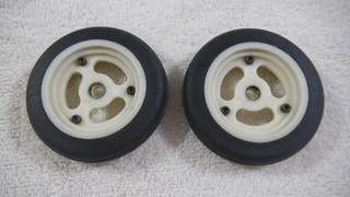 VINTAGE TEAM ASSOCIATED RC 10 1/10 SCALE FRONT RIMS & TIRES IN OK SHAPE