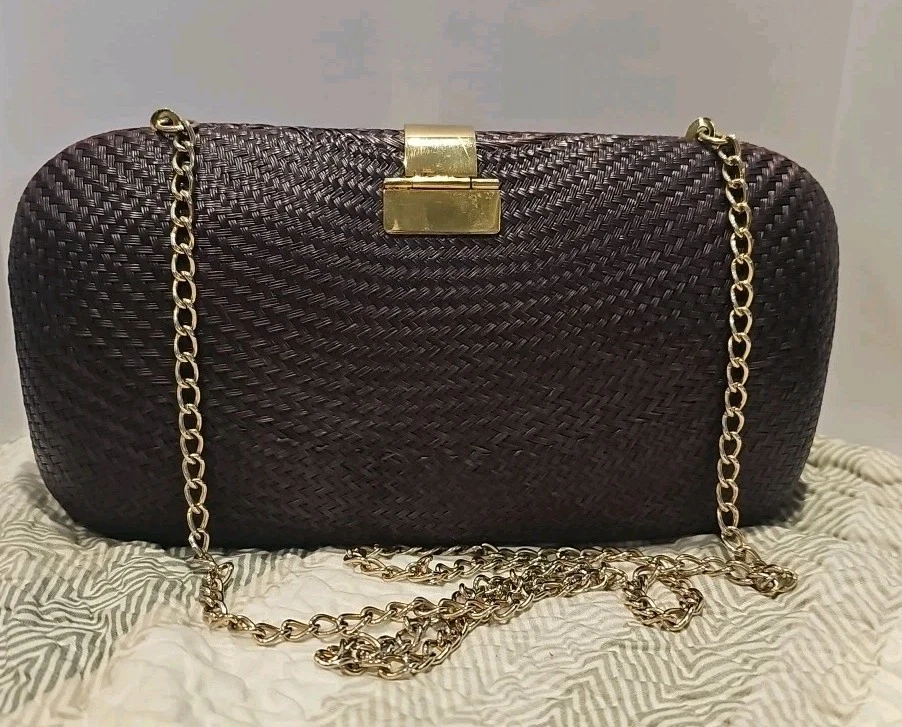 Bolso sin asas vintage Desenyo Buntal de paja color ciruela con detalles de cadena en tono dorado Foto 2 de 4