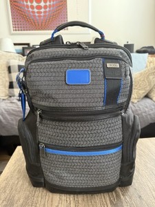 早い者勝ちTUMI Alpha Bravo knoxメンズリュック美品グレー TUMI トゥミ バックパック リュックサック メンズ Alpha Bravo