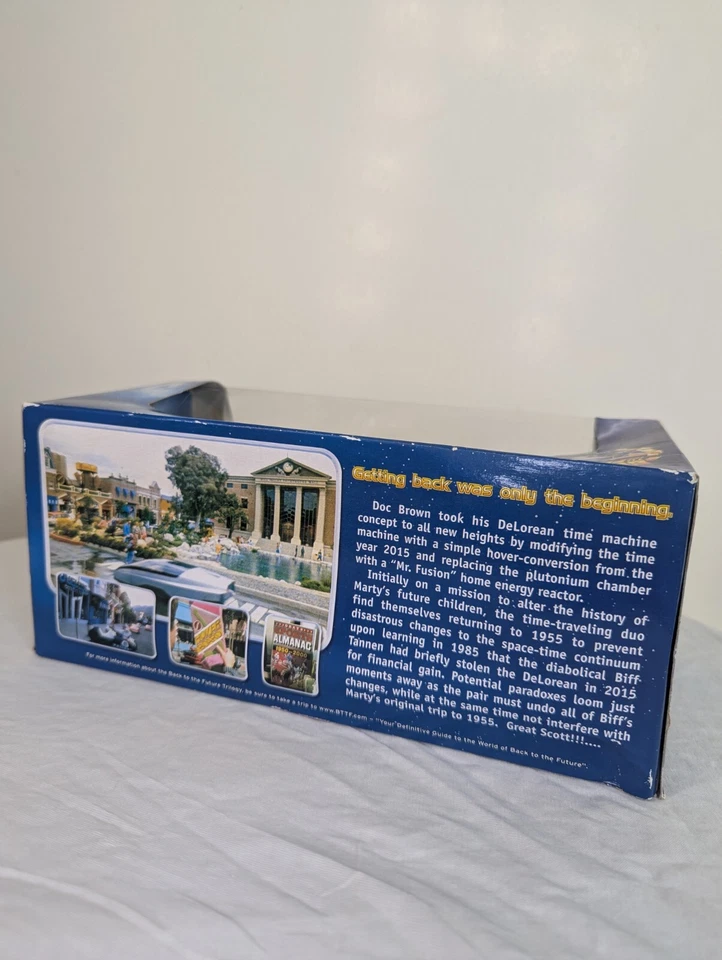 Carro de metal fundido Back To The Future Part II Welly escala 1:24 DeLorean Time Machine - Imagem 4 de 4