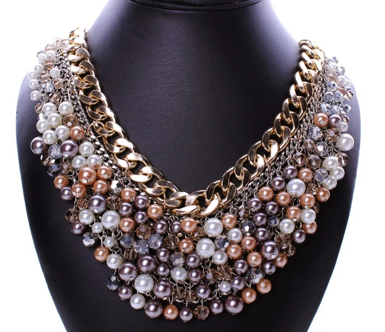 Collar de perlas multicapa enchapado en oro de 14K hecho con joyas de perlas de cristal de Swarovski Foto 2 de 4