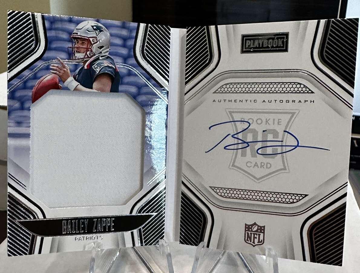 2022 Playbook Football Bailey Zappe Rookie Booklet Jersey AUTO 129/299 Pats