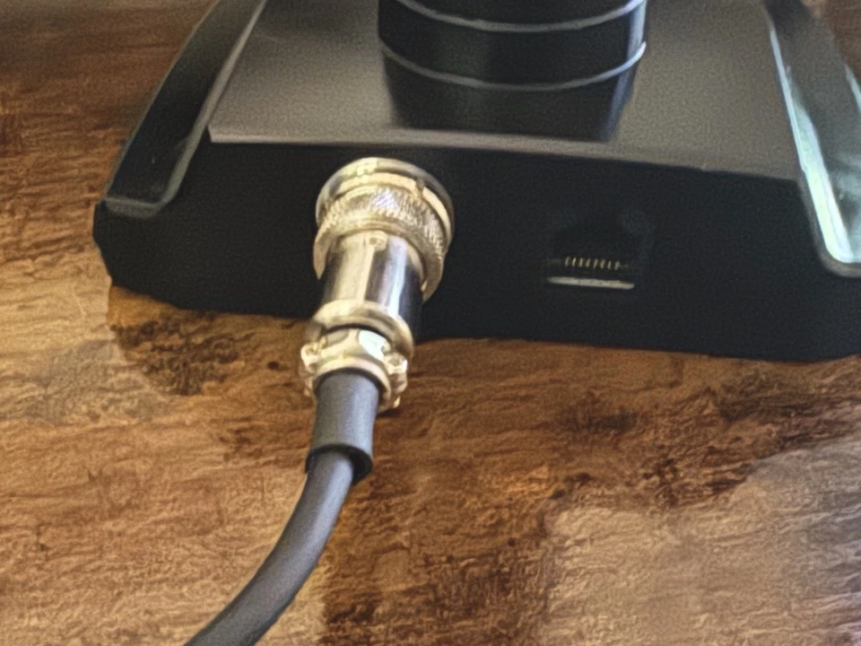 Micrófono de escritorio de doble elemento M-100 yardas nunca hablado. Foto 4 de 4