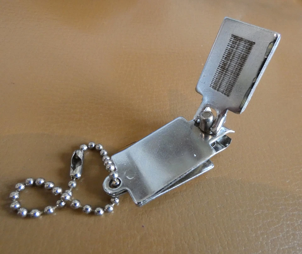 Ancien porte clé Coupe Ongle Caisse d'Epargne Ecureuil. - Photo 4/4