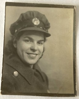 WWII ROYAL CANADIAN WOMEN'S AIR FORCE RCAF PHOTO MILITARY UNIFORM CAP BADGE #17