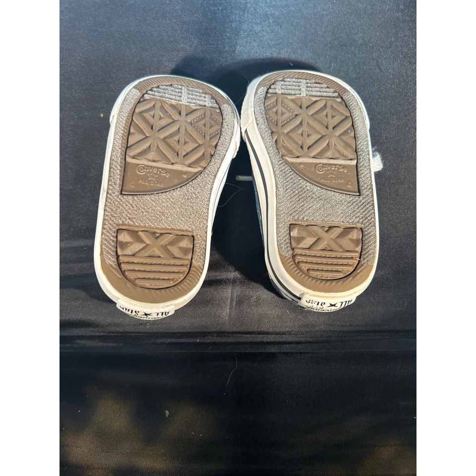 Lindas zapatillas deportivas Converse All Star de mezclilla a lunares altas para niños pequeños talla 4 Foto 4 de 4
