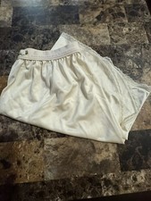 VINTAGE VANITY FAIR HALF SLIP  MEDIUM. CREAM. FLOWER
