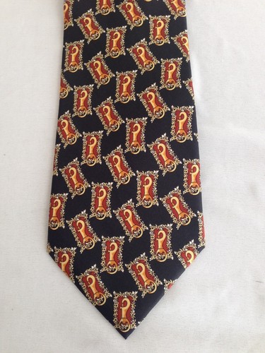 Corbata de seda FENDI azul marino con aplausos de langosta enmarcados rojos y dorados 3 7/8 x 56 - Imagen 3 de 9