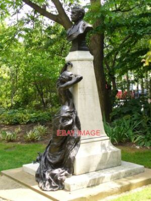 FOTO ARTHUR SULLIVAN STATUE VON GILBERT & SULLIVAN RUHM AUF DEM VICTORIA-DAMM