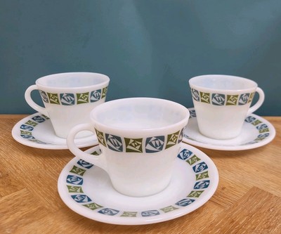 3x Vintage JAJ Pyrex Dame Tassen & Untertassen sehr guter Zustand Milchglas grün, blau