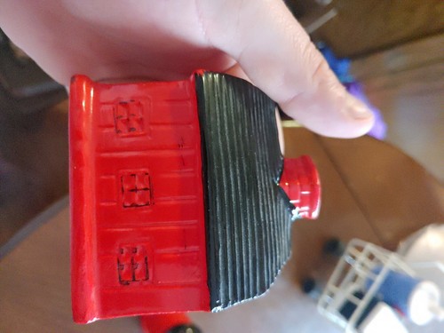 salt and pepper shakers red barn and silo. Black roof. Japan. Ceramic. Plastic - Picture 2 of 6