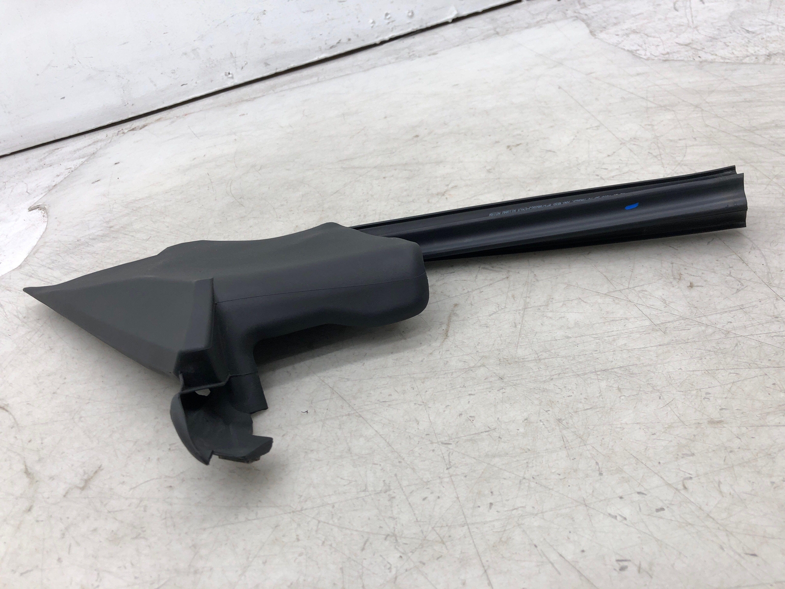 2019-2023 ASTON MARTIN VANTAGE RIGHT DOOR MOULDING WEATHER STRIP KY63-C20290-A