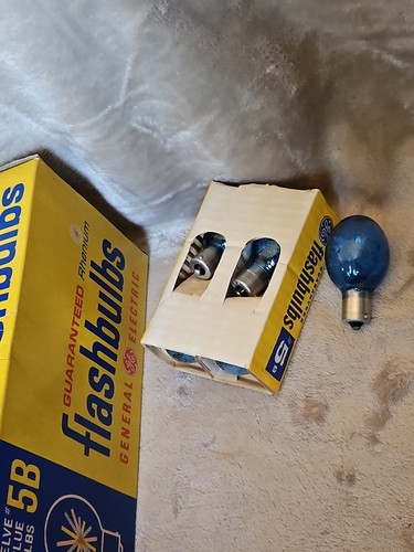 Vintage General Electric Sure-Fire Flash Bulbs 5 NOS Box of 12 & 5B (5 Bulbs) - Picture 4 of 5