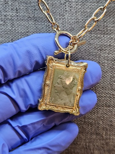 Vintage/Modern Gold Tone Queen Elizabeth Stamp Resin Pendant Necklace 22" - Picture 4 of 14