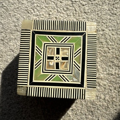 Kleine handgefertigte Holz Schmuckschatulle Intarsien Perlmutt Top Zustand 