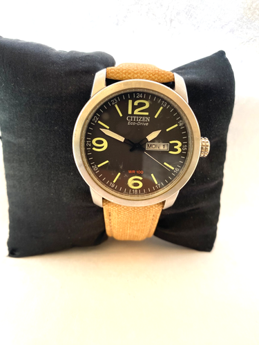 Citizen Hommes Eco-Drive Jour et Date 100 MT Wr Nylon Sangle Montre E101-S064783 - Photo 2 sur 12