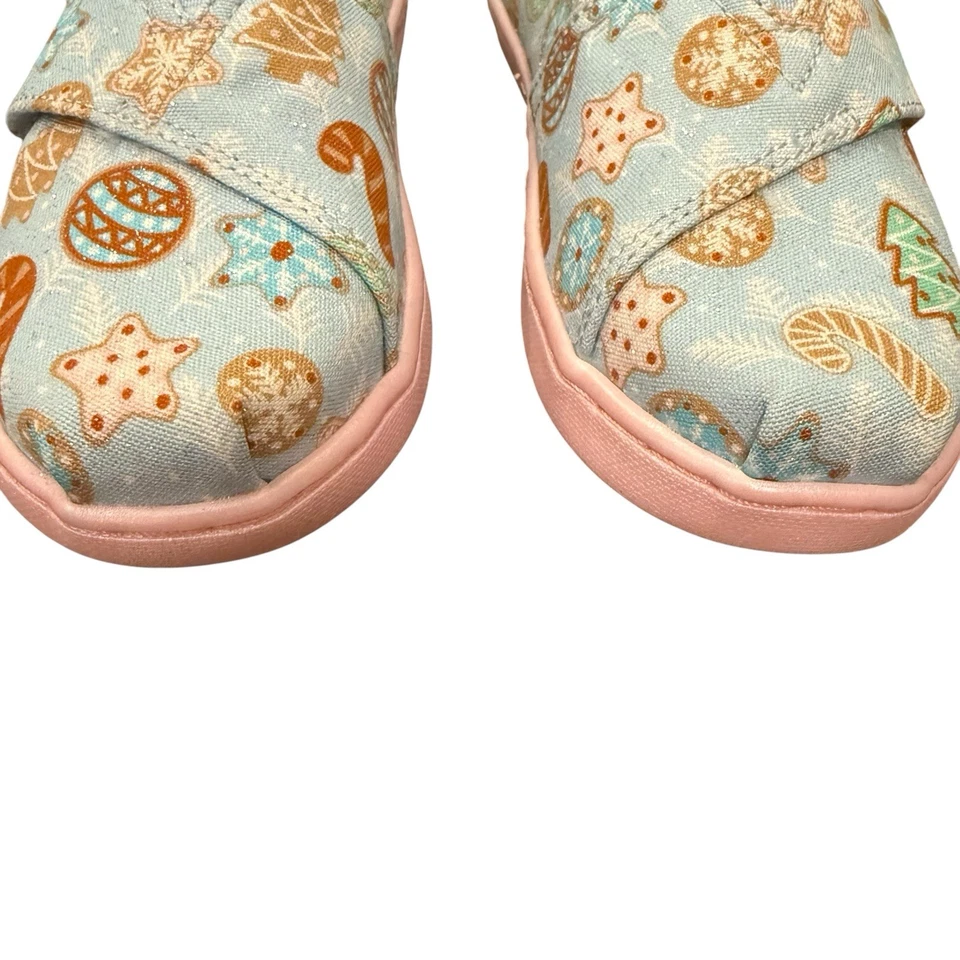 Zapatos Toms Niña Pequeña Talla 10 Pequeños Clásicos Galleta de Azúcar Estampado de Navidad Azul Foto 4 de 4