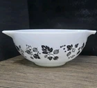Vintage Pyrex Black and White Gooseberry #443 Cinderella 2½ Quart Bowl