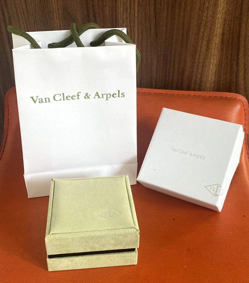 Van Cleef Necklaces Valvet Box, Bag (Full Set) NEW - Image 2 of 4