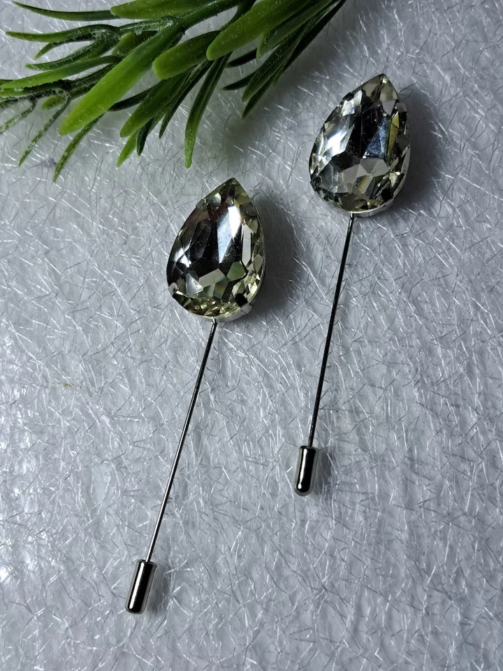 Pin solitario de solapa de compromiso de 7 quilates corte pera zafiro blanco en plata 935 para hombre Foto 4 de 4