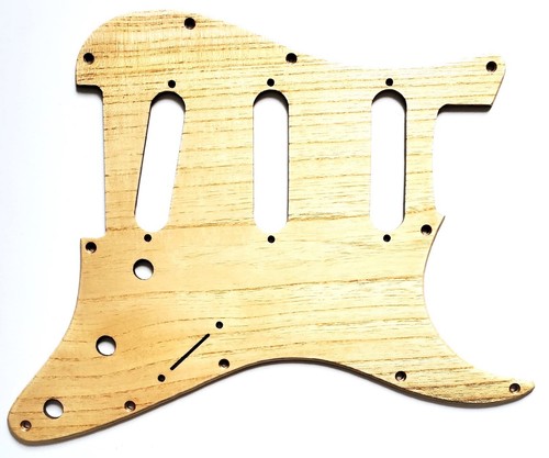 Nuovo Pickguard Stratocaster - Fait Main - Legno Ailhantus - Chitarra Strat #12 - Picture 1 of 4