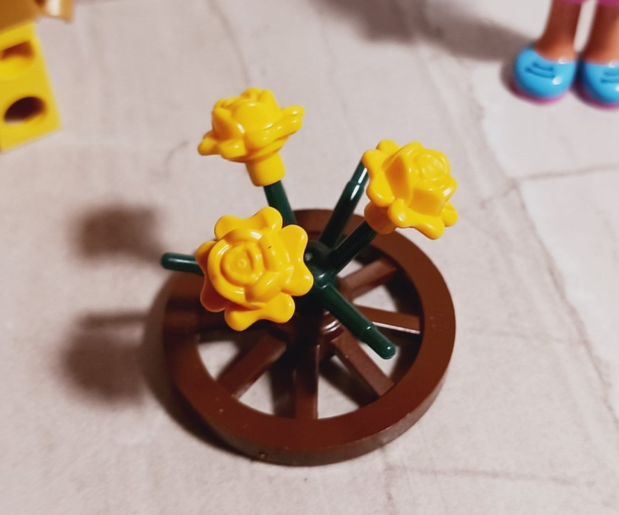 New LEGO Rose YELLOW Texas Wagon Wheel Stand Forever Flower Western Desk Set