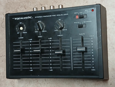 Realistic 32-1106 Stereo Parametric Equalizer 3 Band Vintage *TESTED 2 KNOBS DMG