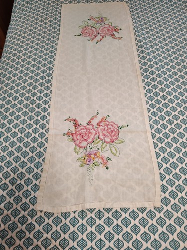 Vintage 37" X 13" Table Runner Embroidered Beautiful Stitching Linen Roses - Picture 7 of 7