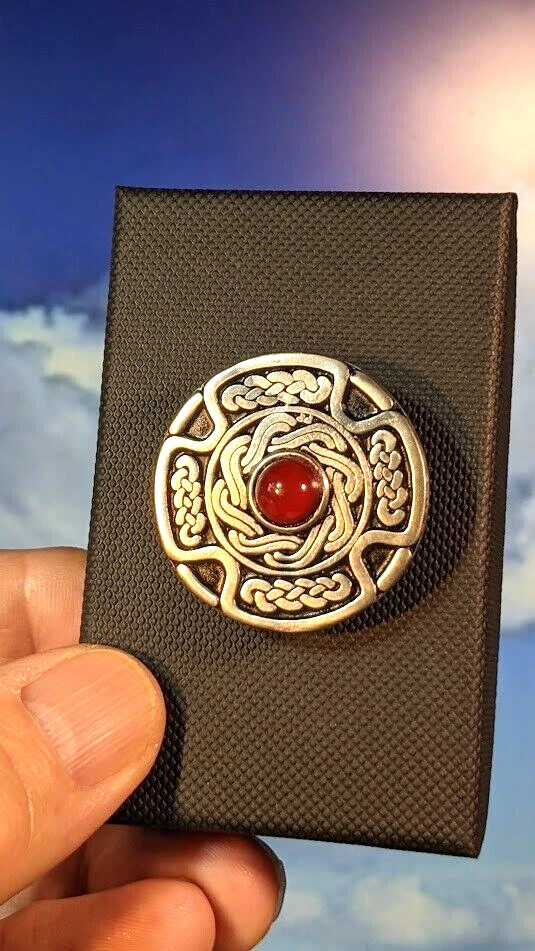 Broche St. Justin Vintage Peltre, nudo celta con cabujón 34 mm, en caja. Foto 3 de 4