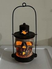 "Linterna calavera LED resina madera decoración Halloween marco de metal rústico 9"""