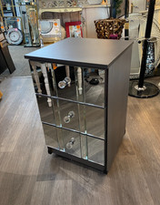 Comodino Grigio (COMPLETAMENTE ASSEMBLATO) Manici Cristallo Argento Specchiato Metallo Runner