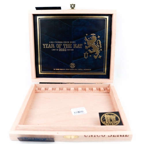 Liga Privada Año de la Rata 2025 Único Caja de Puros Madera Vacía 8.25" x 7" x 1.25" - Imagen 4 de 12